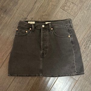 Levi’s ribcage dark grey denim skirt